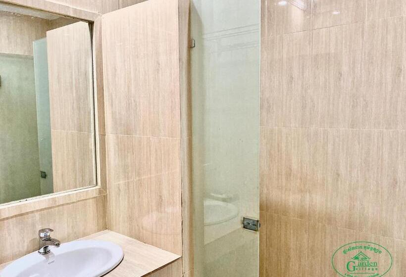 اتاق لوکس با بالکن, Garden Village Guesthouse & Pool Bar