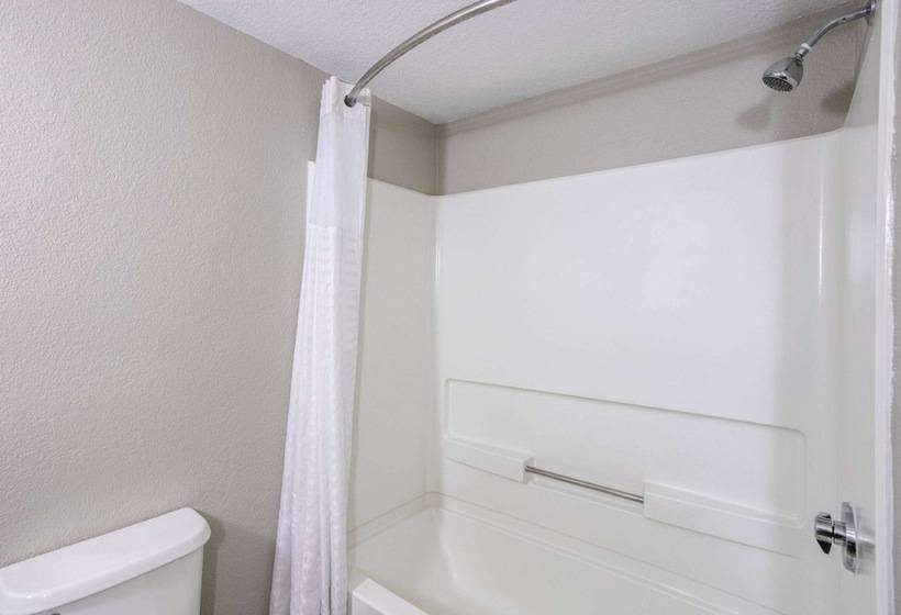 غرفه قياسيه سريرين مزدوجين, Baymont By Wyndham Lavergne