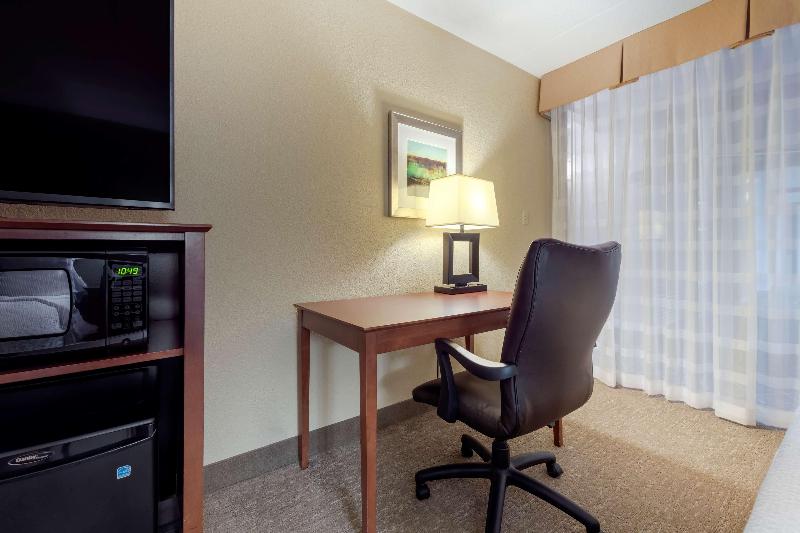 غرفة قياسية مطلّة علي حمام السباحة, Best Western Fairmont