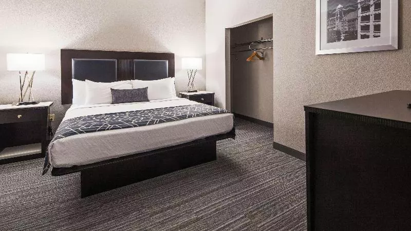 キングサイズベッドのスイートルーム, Best Western Plus Wilkes Barrescranton Airport