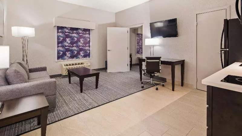 キングサイズベッドのスイートルーム, Best Western Plus Wilkes Barrescranton Airport