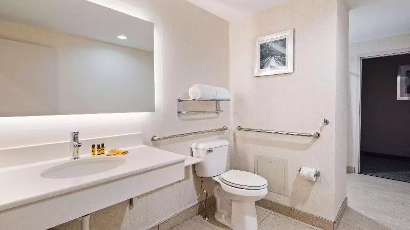 キングサイズベッドのスイートルーム, Best Western Plus Wilkes Barrescranton Airport