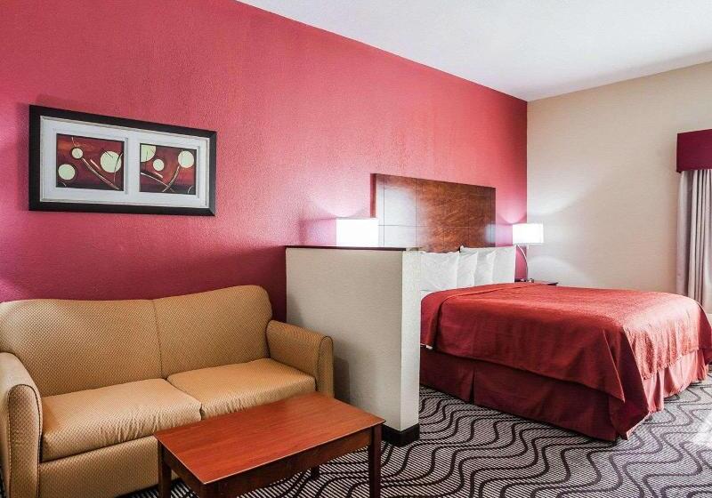 מיטת קינג בסוויטה, Quality Inn & Suites Altoona   Des Moines