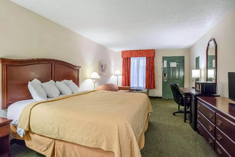 キングサイズベッドのスタンダードルーム, Quality Inn & Conference Center