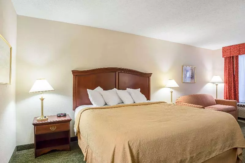 キングサイズベッドのスタンダードルーム, Quality Inn & Conference Center