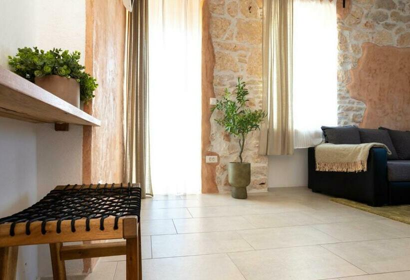 带一个卧室和一个阳台的海景公寓, The House