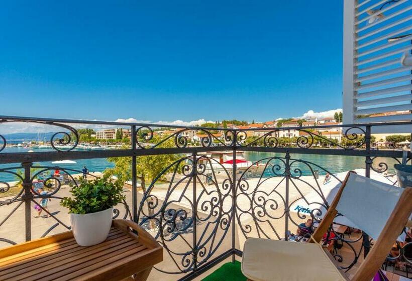 带一个卧室和一个阳台的海景公寓, The House