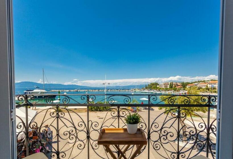 带一个卧室和一个阳台的海景公寓, The House