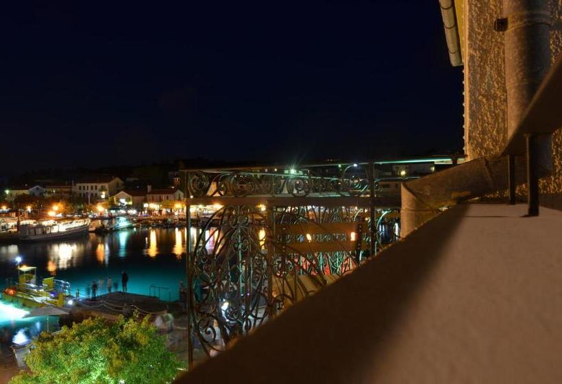 带一个卧室和一个阳台的海景公寓, The House