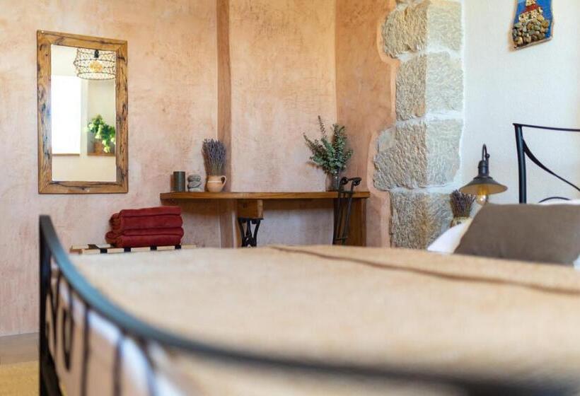 带一个卧室和一个阳台的海景公寓, The House