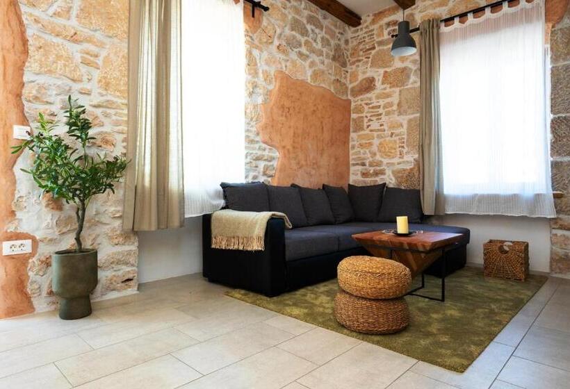 شقة غرفة نوم واحدة مطلة علي البحر مزوَّدة بشُرفة, The House