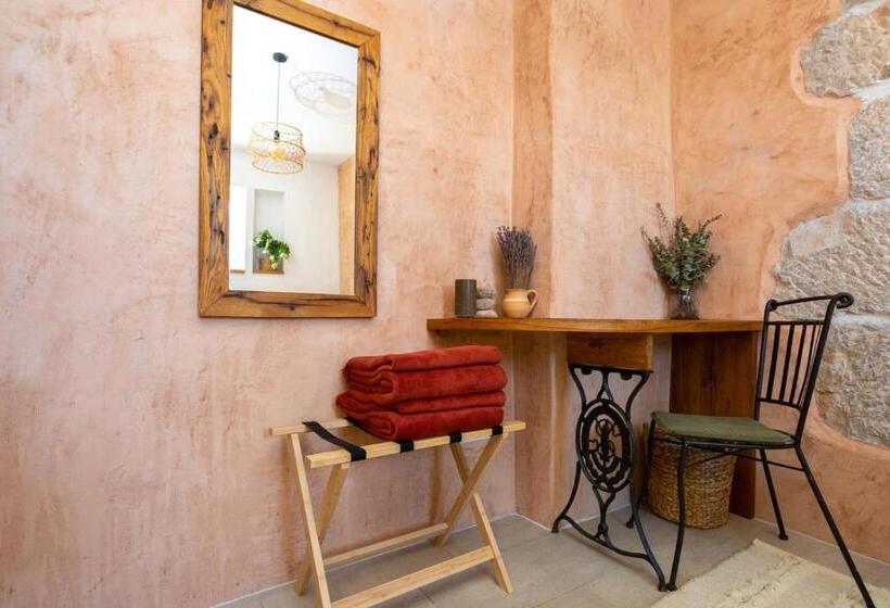 带一个卧室和一个阳台的海景公寓, The House