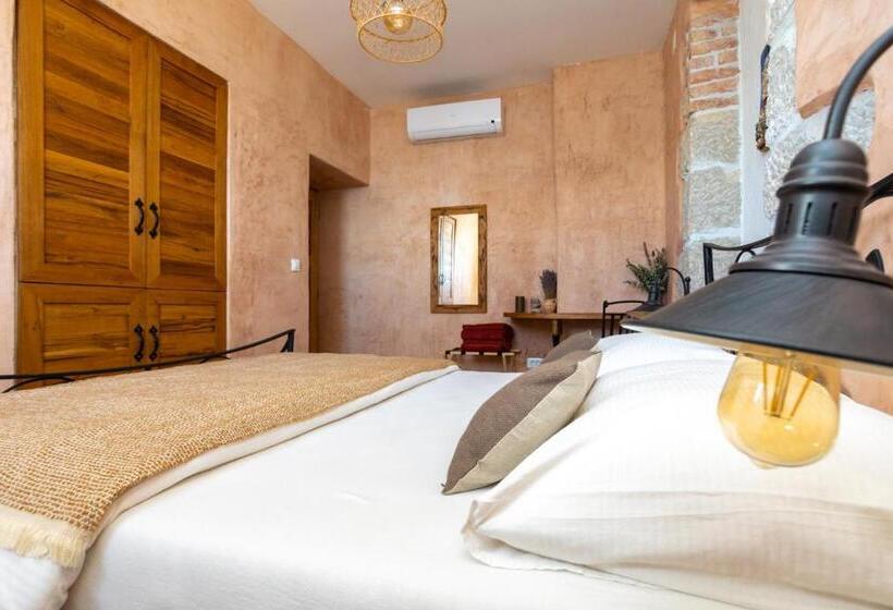 带一个卧室和一个阳台的海景公寓, The House