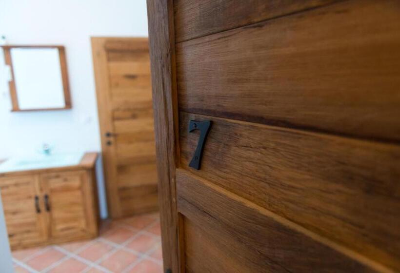 带海景的标准房, The House