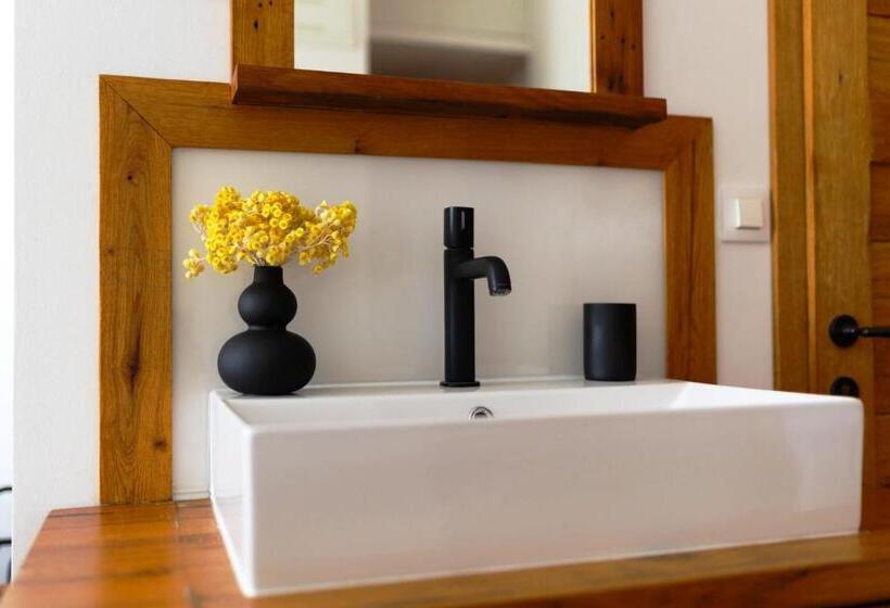 带海景的标准房, The House