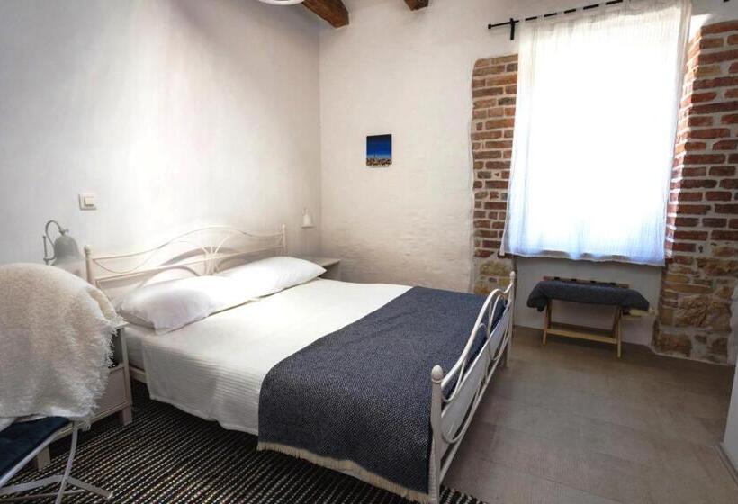 带海景的标准房, The House