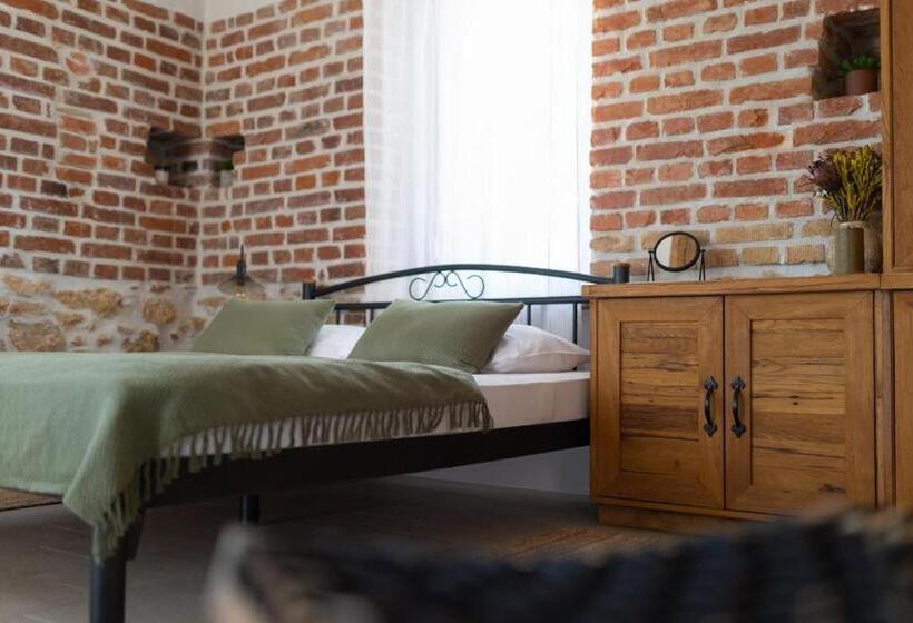 استوديو سوبيريور مع تراس, The House