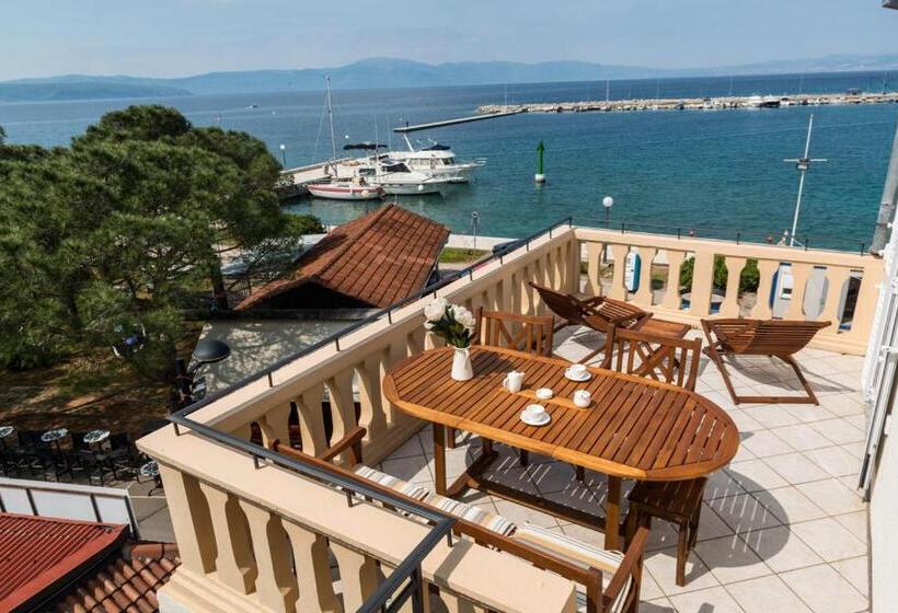 استوديو سوبيريور مع تراس, The House