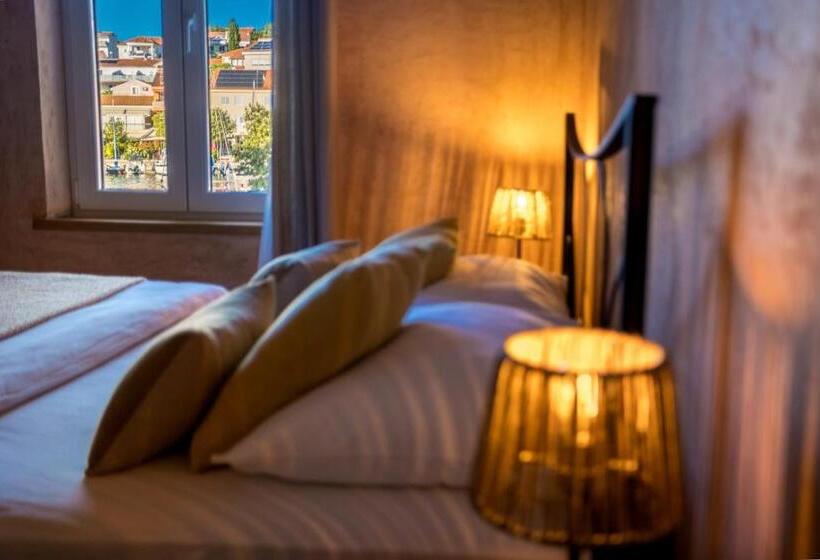 标准间, The House