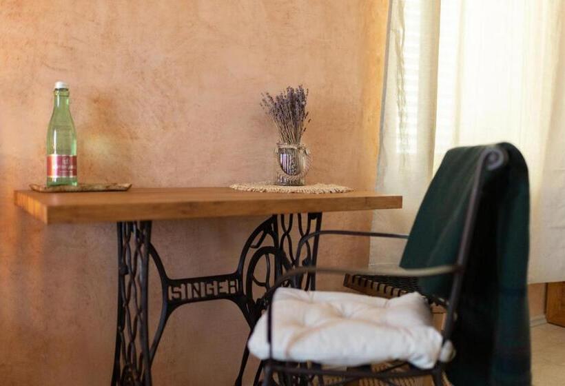 غرفة قياسية, The House