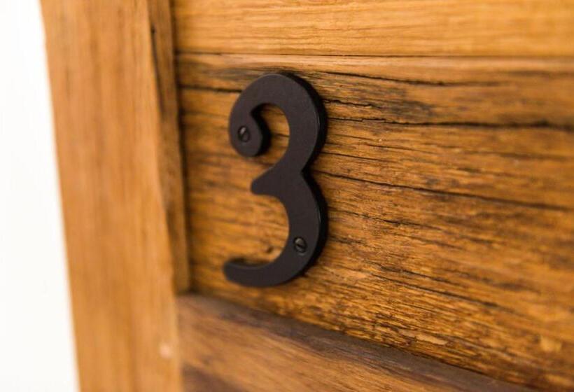 غرفة قياسية, The House