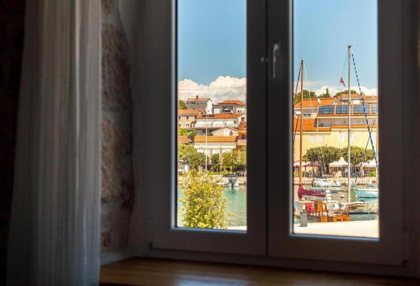 غرفة قياسية, The House