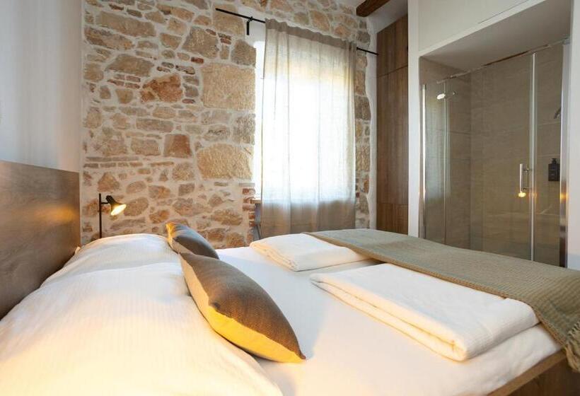 غرفة قياسية, The House