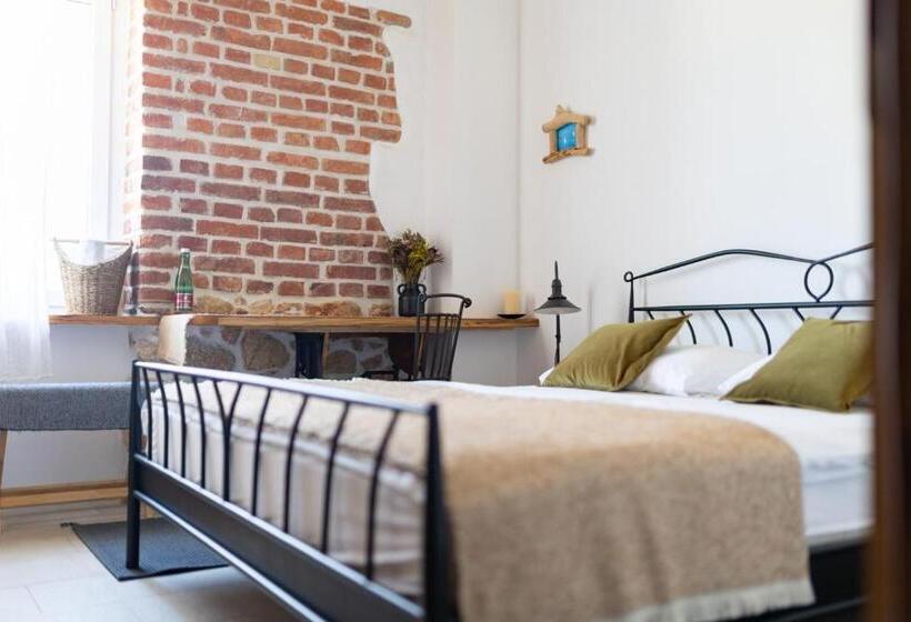 豪华海景房, The House