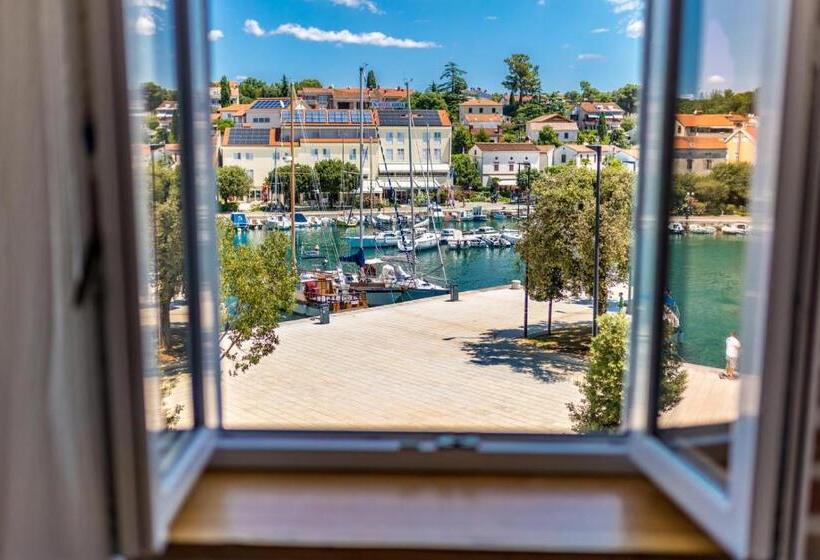 غرفة ديلوكس مطلّة علي البحر, The House