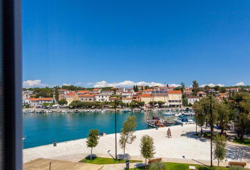 带海景的标准房, The House