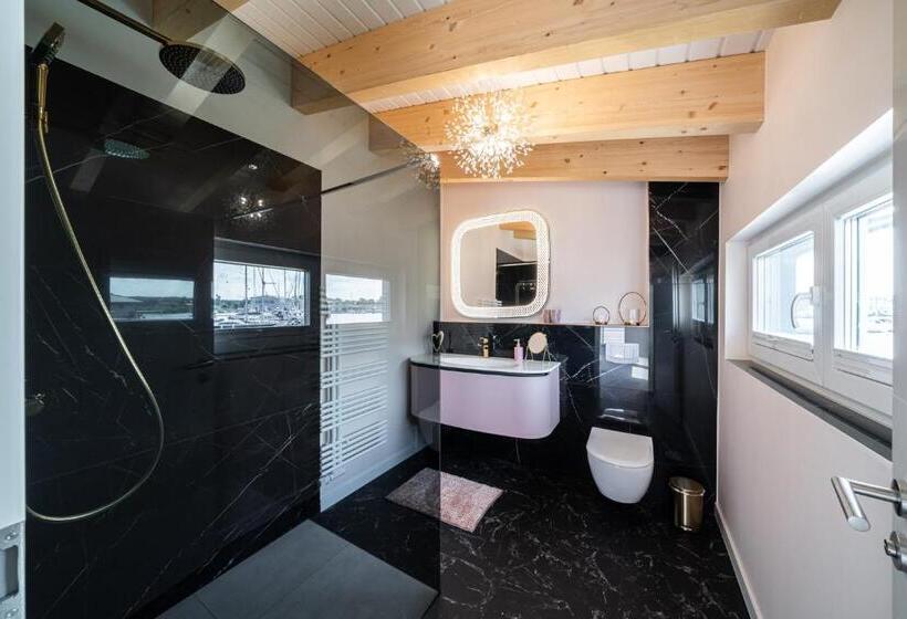 Suite with lake view, Schwimmende Häuser Im Baltic Sea Resort