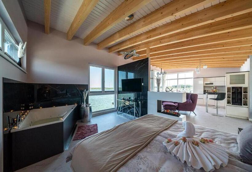 Suite with lake view, Schwimmende Häuser Im Baltic Sea Resort