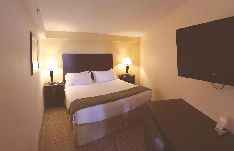 キングサイズベッドのスタンダードルーム, Holiday Inn Express St Ignace Lake Central, An Ihg