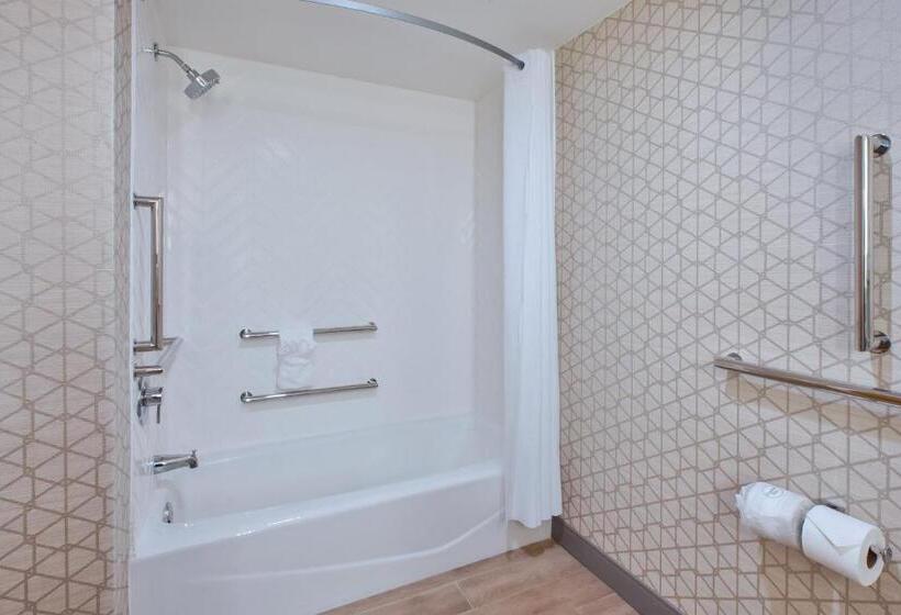 适合残疾人士使用的带超级大床的标准间, Holiday Inn Va Beach Oceanside 21st St, An Ihg