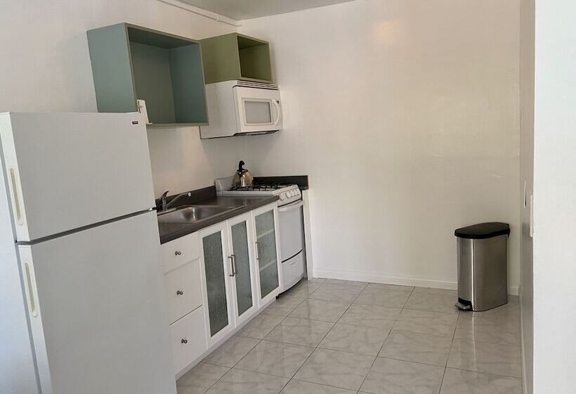 جناح, Magic Castle Hotel