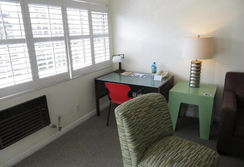 غرفة قياسية رباعية, Magic Castle Hotel