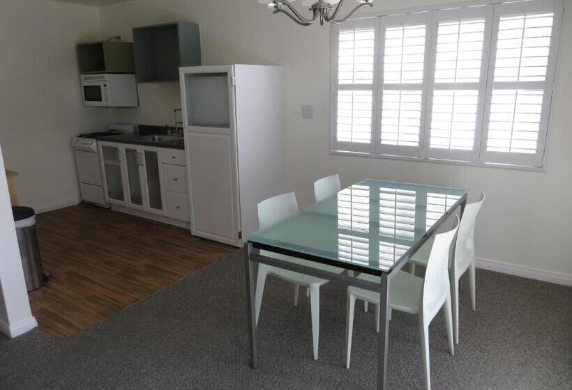 شقة غرفة واحدة, Magic Castle Hotel