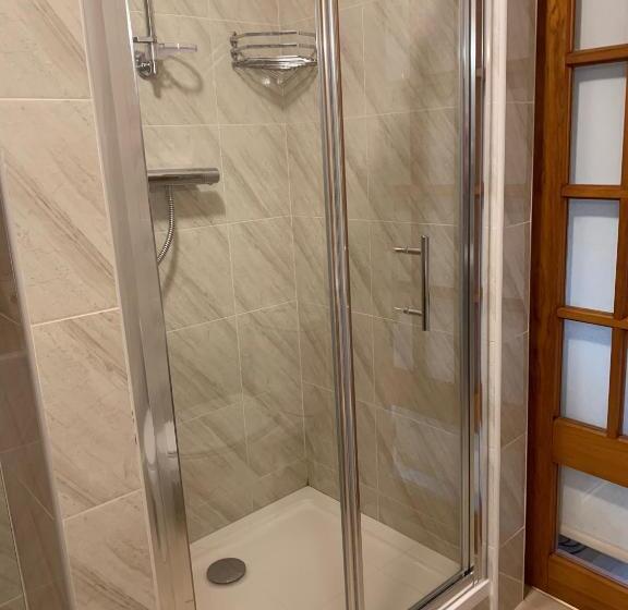 חדר משפחתי, Beech Lodge B&b