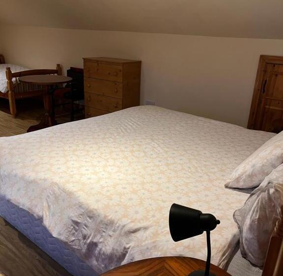 غرفة قياسية رباعية, Douglasha House V93rx64