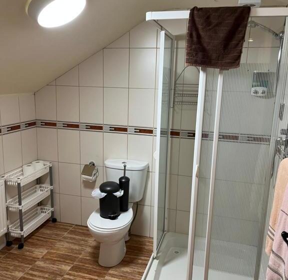 غرفة قياسية رباعية, Douglasha House V93rx64