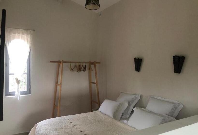 استودیو خانوادگی, Le Mas Des Pignes Adults Only