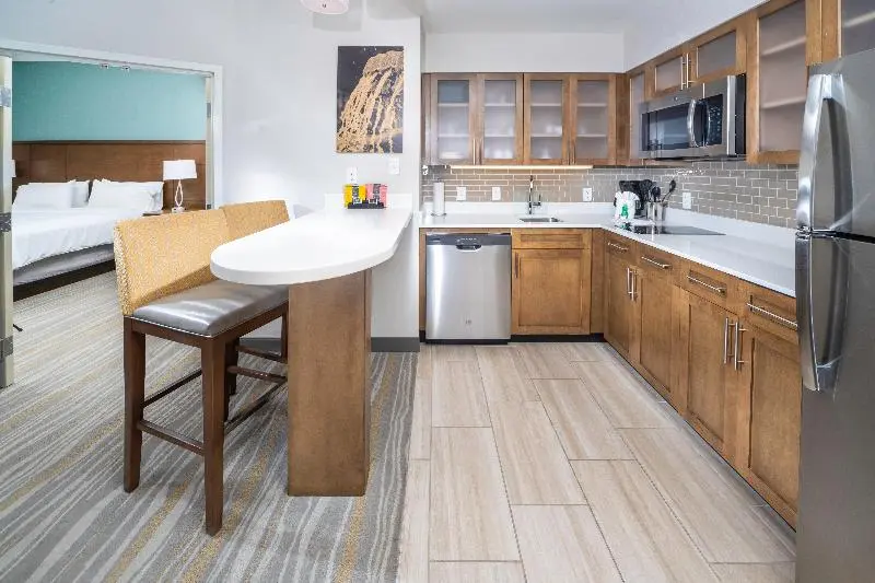 キングサイズベッドのスイートルーム, Staybridge Suites   Summerville, An Ihg