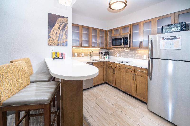 带大床的套房, Staybridge Suites   Summerville, An Ihg