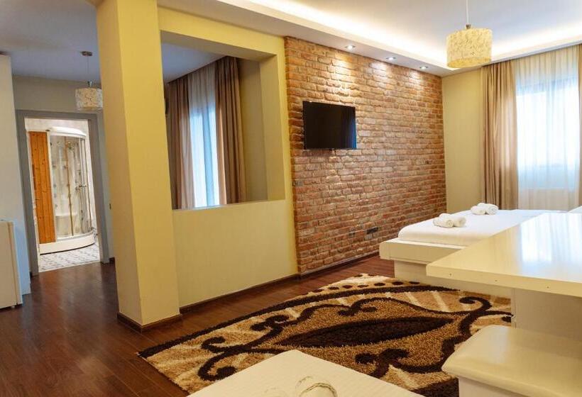 سوییت جونیور, Casta Diva Boutique