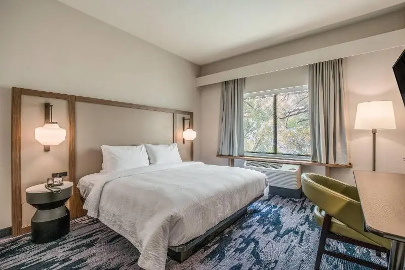 キングサイズベッドのスタンダードルーム, Fairfield Inn & Suites Whitewater