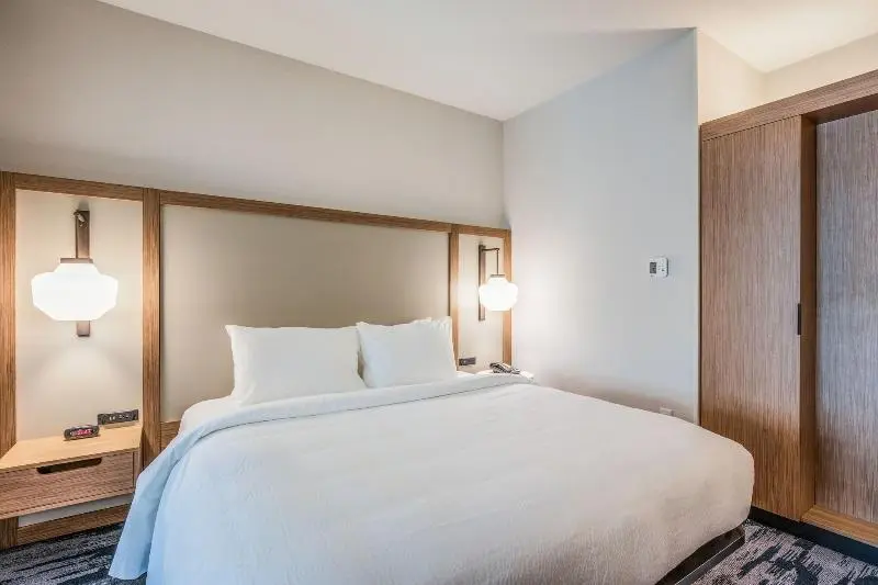 キングサイズベッドのスタンダードルーム, Fairfield Inn & Suites Whitewater