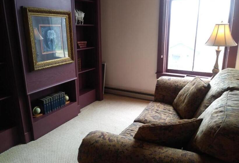 מיטת קינג בסוויטה, The Inn In Westport