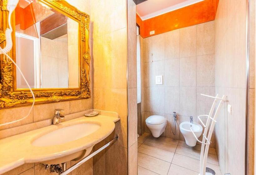 اتاق راحتی سه تخته, Albergo Della Corte
