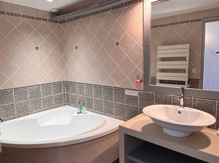 غرفة قياسية ثلاثية, Hôtel Restaurant La Bergerie