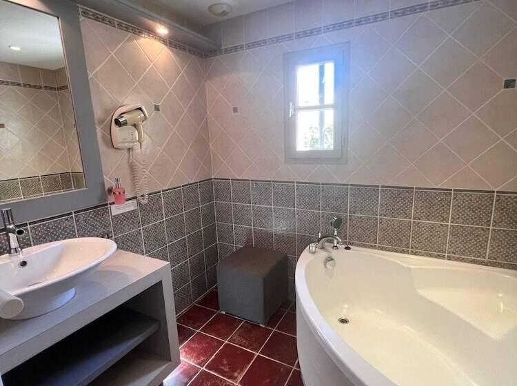 Четырехместный Номер Стандарт, Hôtel Restaurant La Bergerie